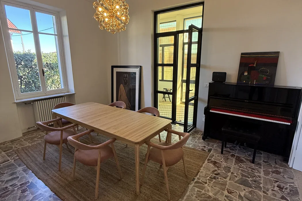 De piano in de eetkamer