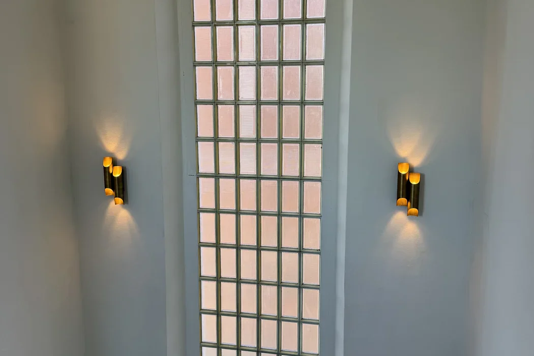 Het hoge raam in het trappenhuis