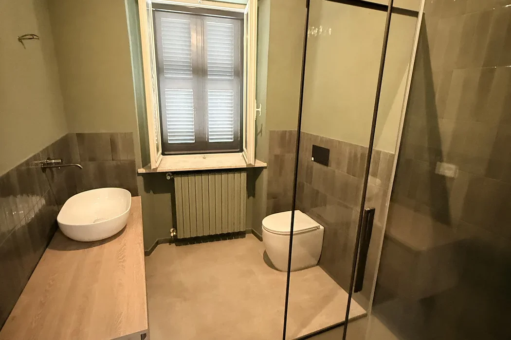 Badkamer met inloopdouche en handgemaakte tegels