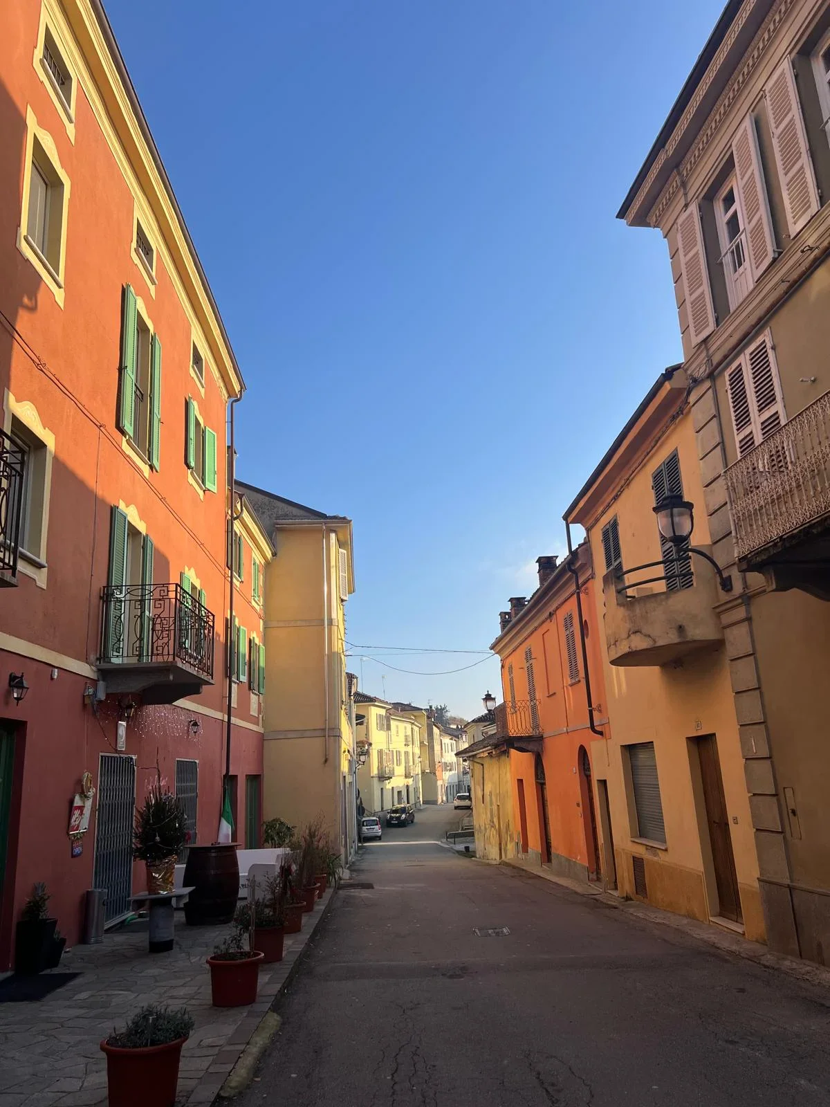 Avondlicht in een dorpsstraat in de Monferrato