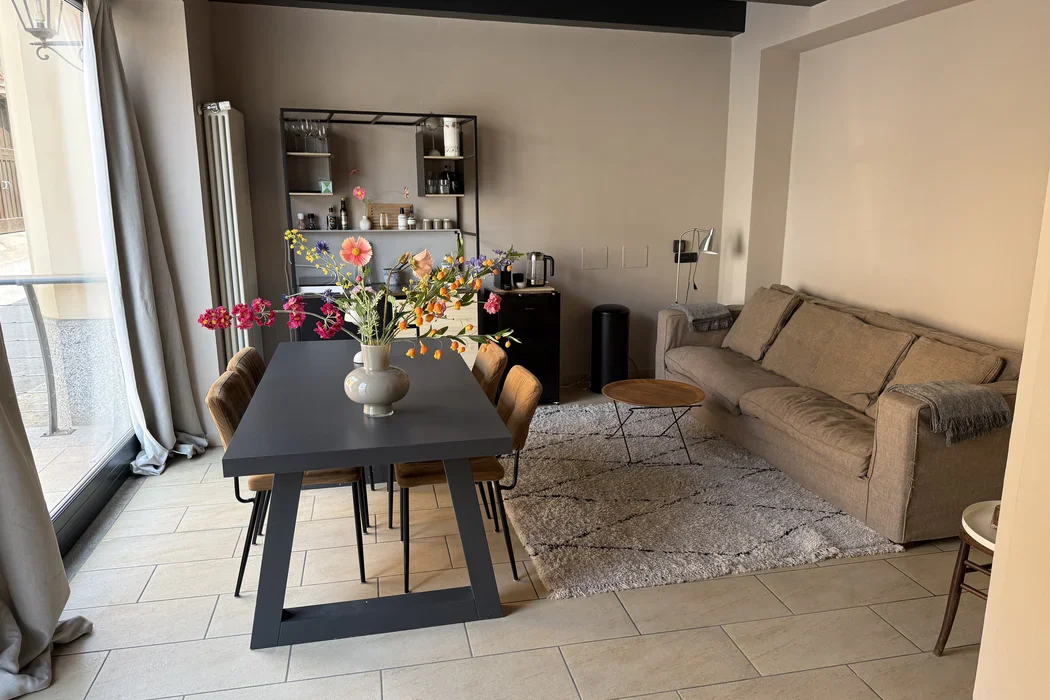 De woonkamer met eettafel