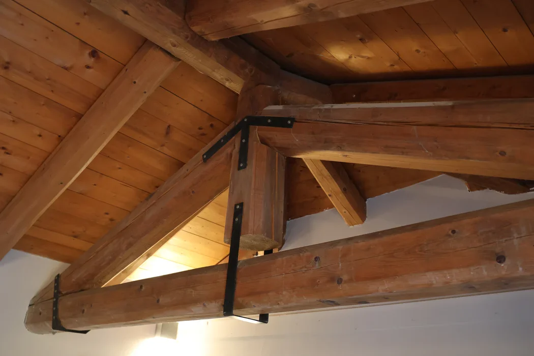 De houten kapconstructie