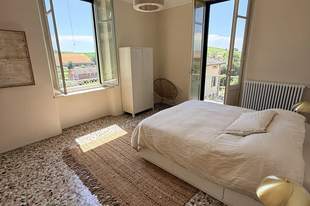 Slaapkamer met openslaande deuren