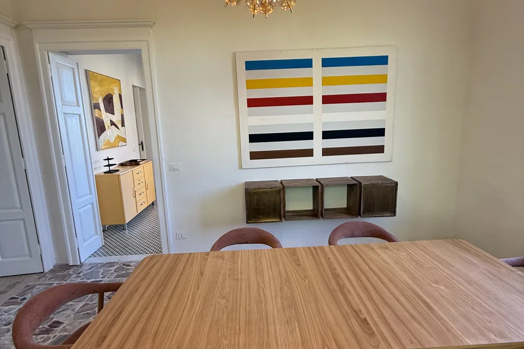 De eetkamer met moderne kunst en gouden kroonluchter