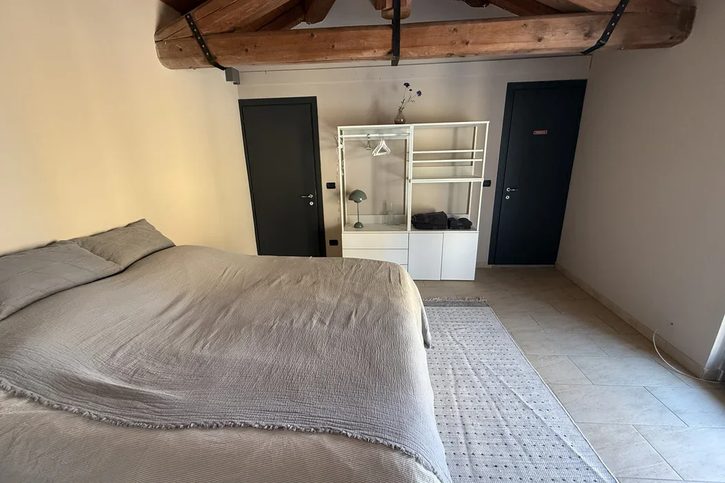 Slaapkamer onder de houten balken